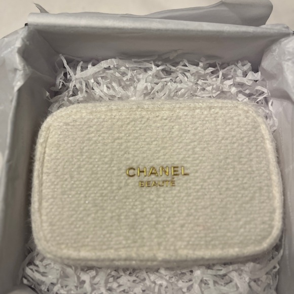 Chanel Cosmetic Bag Holiday Season 2024 - Picture 1 of 4